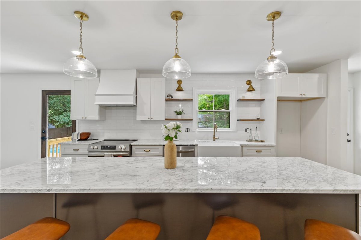 Pepperton: island seating and countertop details