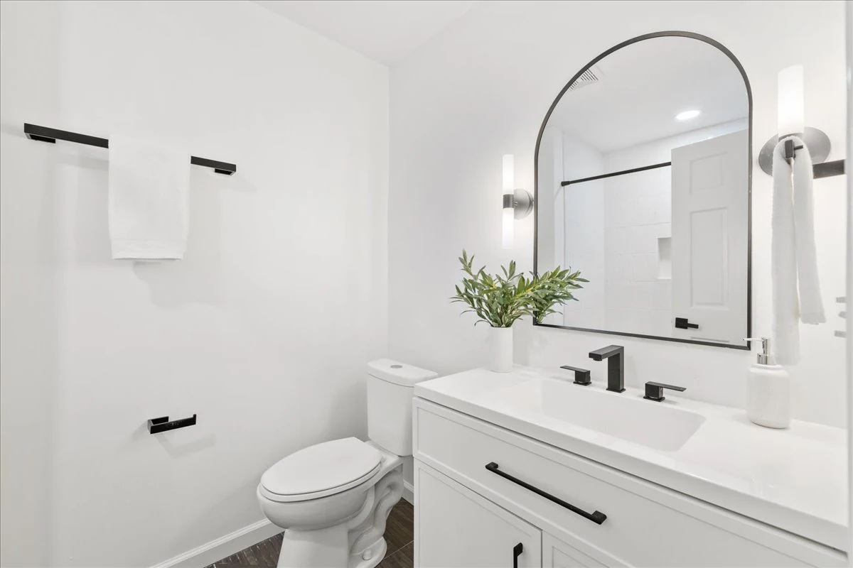 Ridgecrest: bright bathroom with an arched mirror