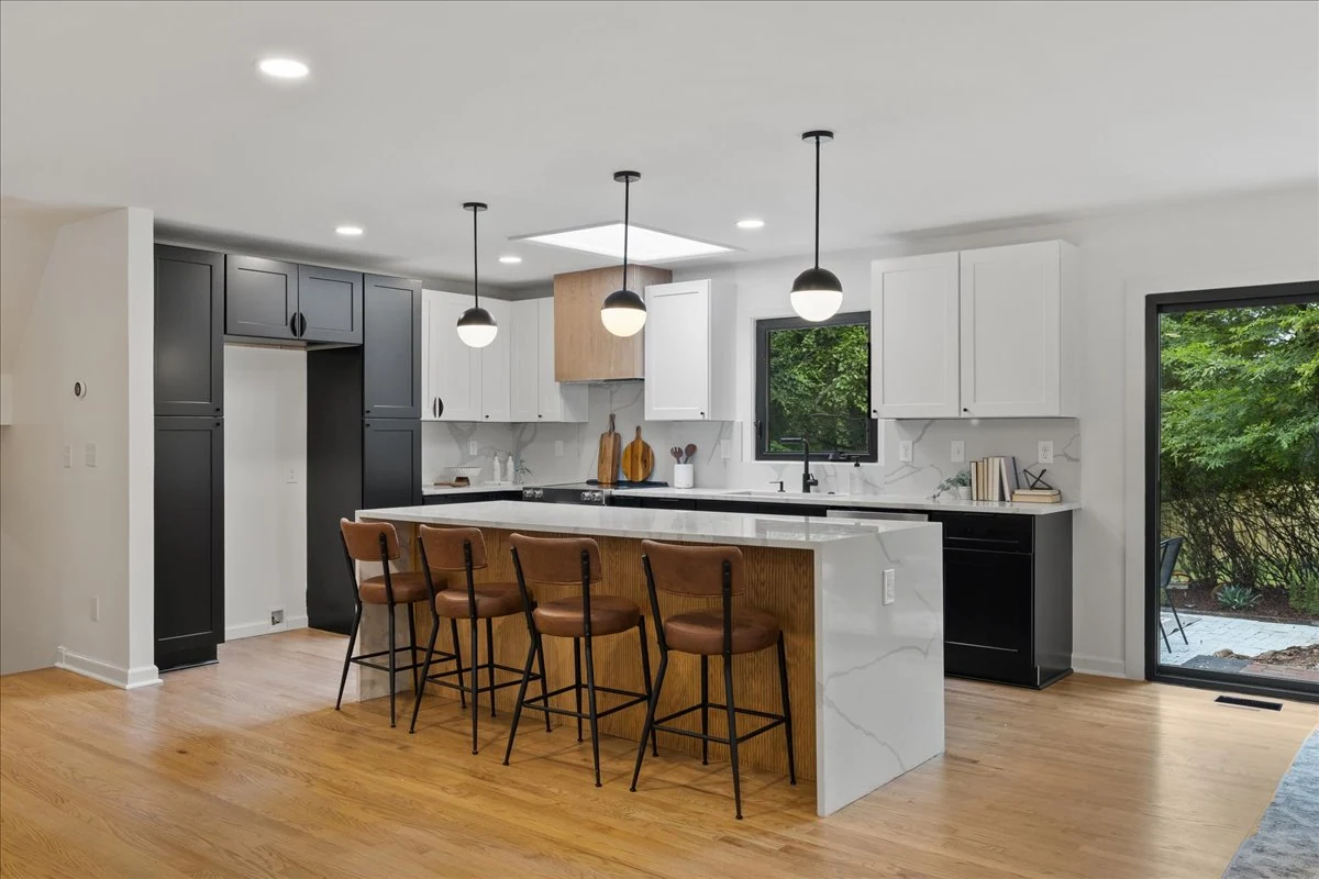 Ridgecrest: contrasting cabinetry and island seating